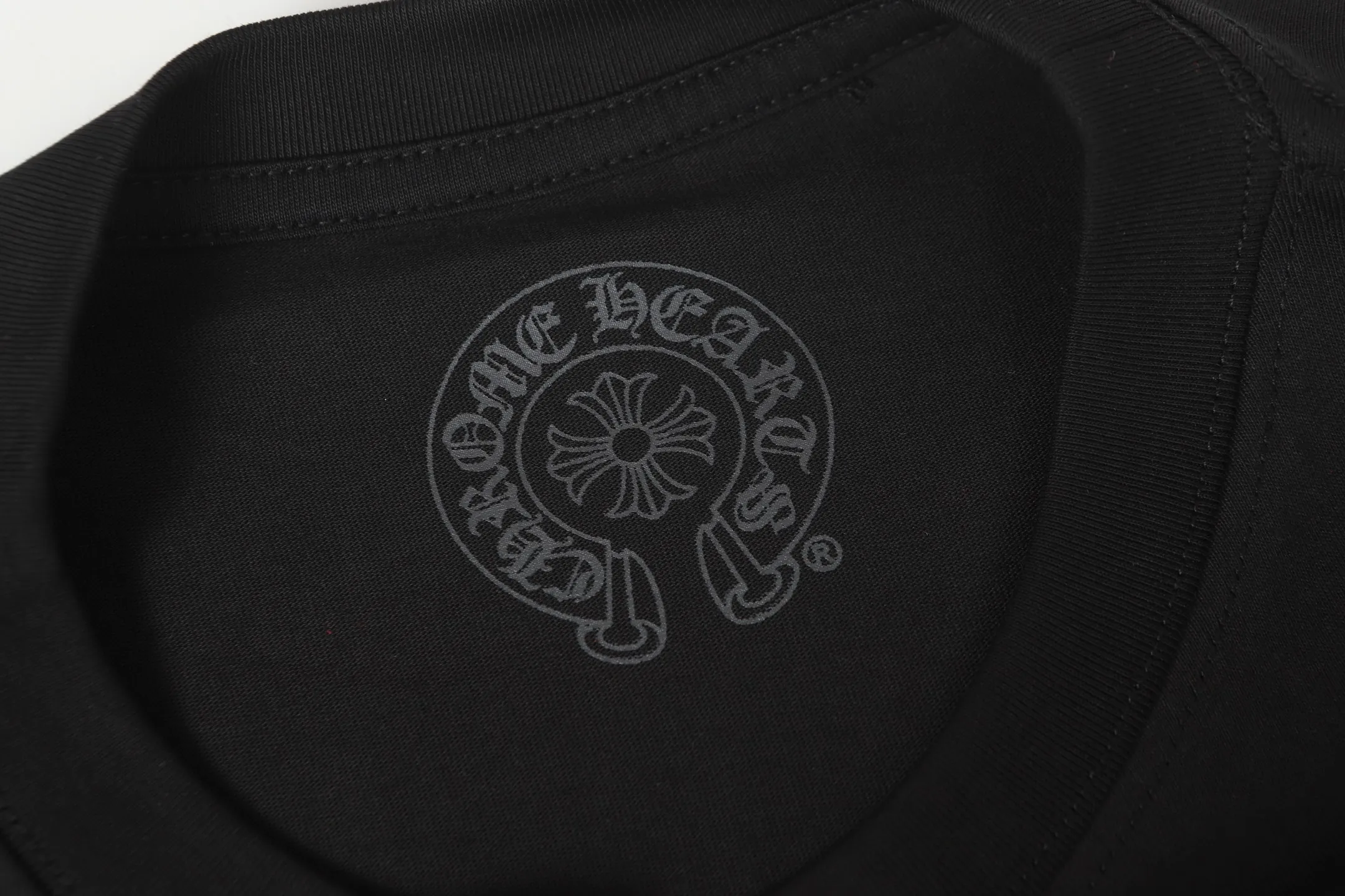 P150 cross-border model, please do not place an order if you pursue perfection -Chrome Hearts/Chrome Hearts 23ss scroll horseshoe Sanskrit printed popular long-sleeved T-shirt -High weight, high density and high quality, soft, delicate and skin-friendly wool, soft and silky to the touch, excellent warmth and skin-friendly properties -Customized weaving and dyeing, no color difference, no matter the fabric or workmanship details, beat the ordinary version on the market -Colour: black white -Size: S M L XL